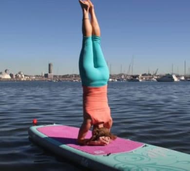 Paddle Surf Yoga en una tabla SUP