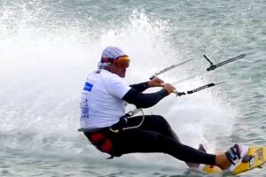 ¿Cuál es la velocidad máxima que puede alcanzar un kitesurf?