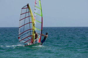 El Windsurfing: Descubre cómo se llama la tabla de surf con vela