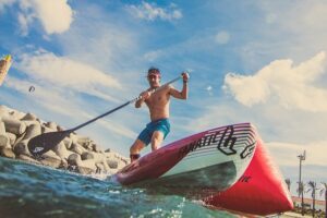 Mejora tu estado físico a través del Paddle Surf: las capacidades físicas que se trabajan en este deporte acuático.